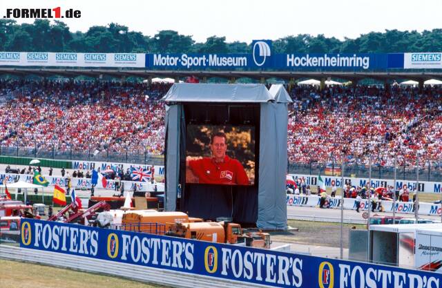 Foto zur News: Das Nachspiel: Schumacher verpasst sein Heimrennen in Hockenheim. Meldet sich aber mittels Videobotschaft bei zehntausenden enttäuschten Zuschauern, von denen sich viele ihre Tickets gekauft hatten, um "Schumi" siegen zu sehen.