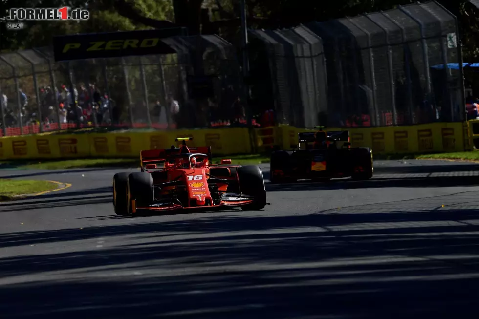 Foto zur News: Charles Leclerc (Ferrari) und Pierre Gasly (Red Bull)