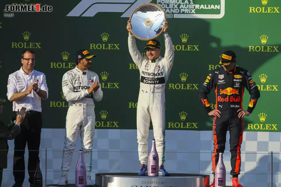 Foto zur News: Valtteri Bottas (Mercedes), Lewis Hamilton (Mercedes) und Max Verstappen (Red Bull)