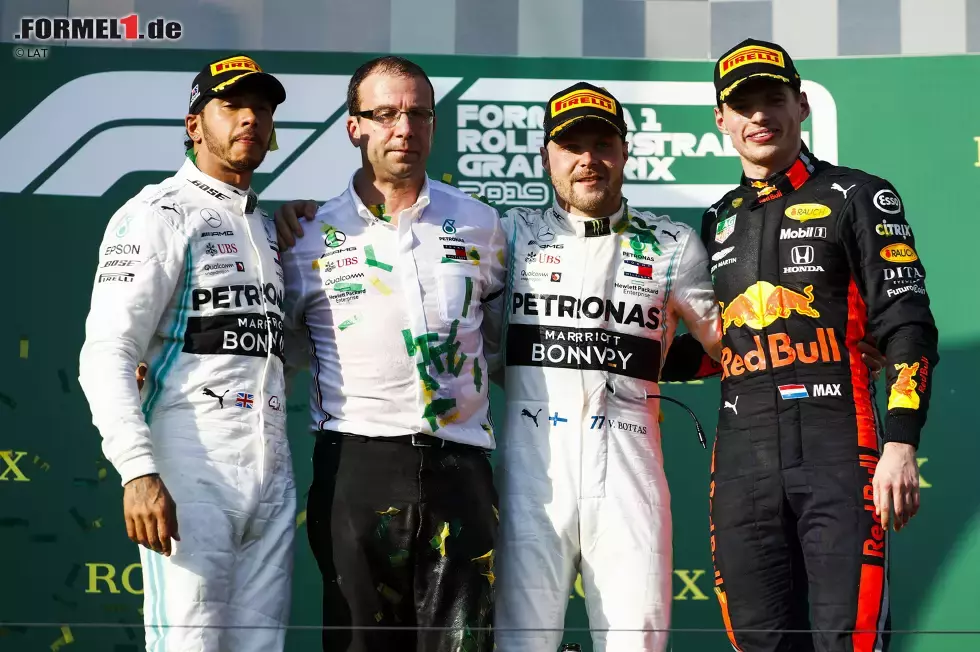 Foto zur News: Lewis Hamilton (Mercedes), Valtteri Bottas (Mercedes) und Max Verstappen (Red Bull)