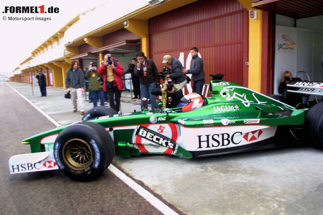 Foto zur News: 2002 & 1981: Ein Formel-1-Test mit McLaren hat Niki Lauda schon 1981 zu einem Comeback überredet, 20 Jahre später stieg er als Teamchef von Jaguar in Valencia wieder in einen Boliden, den Jaguar R2.