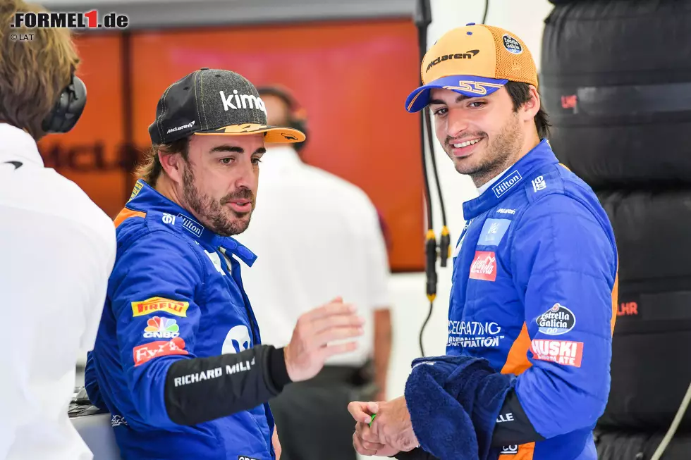 Foto zur News: Fernando Alonso und Carlos Sainz (McLaren)