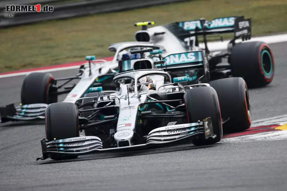 Foto zur News: Lewis Hamilton (Mercedes) und Valtteri Bottas (Mercedes)