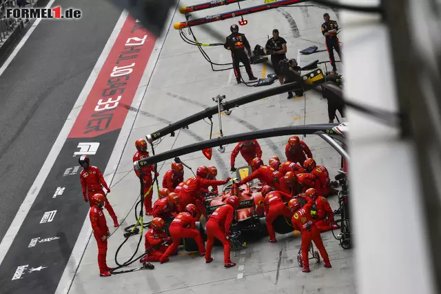 Foto zur News: Anders bei Leclerc: Weil er am Strategietisch von Ferrari geopfert wird, fällt er hinter Verstappen auf P5 zurück.