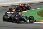 Foto zur News: Lewis Hamilton (Mercedes) und Max Verstappen (Red Bull)