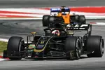 Foto zur News: Romain Grosjean (Haas) und Carlos Sainz (McLaren)