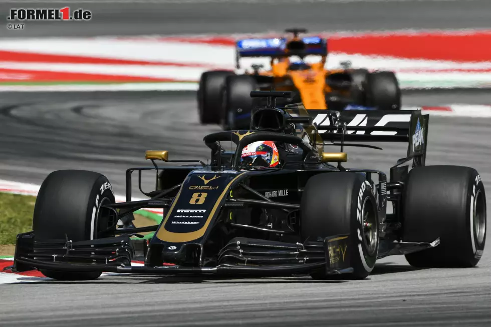 Foto zur News: Romain Grosjean (Haas) und Carlos Sainz (McLaren)