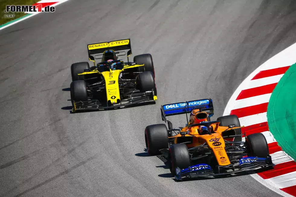 Foto zur News: Carlos Sainz (McLaren) und Daniel Ricciardo (Renault)