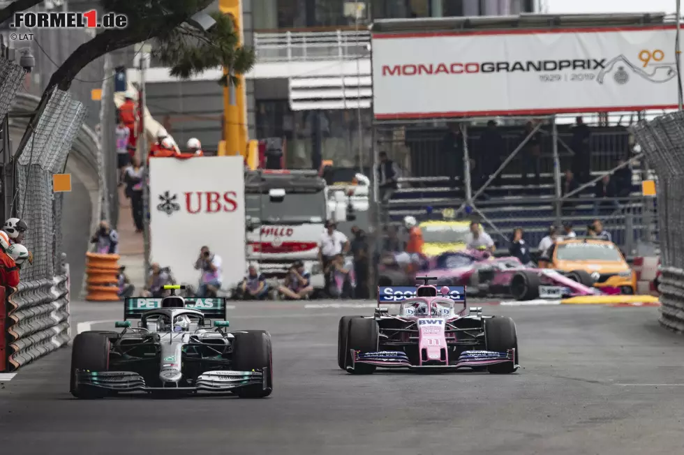 Foto zur News: Valtteri Bottas (Mercedes) und Sergio Perez (Racing Point)