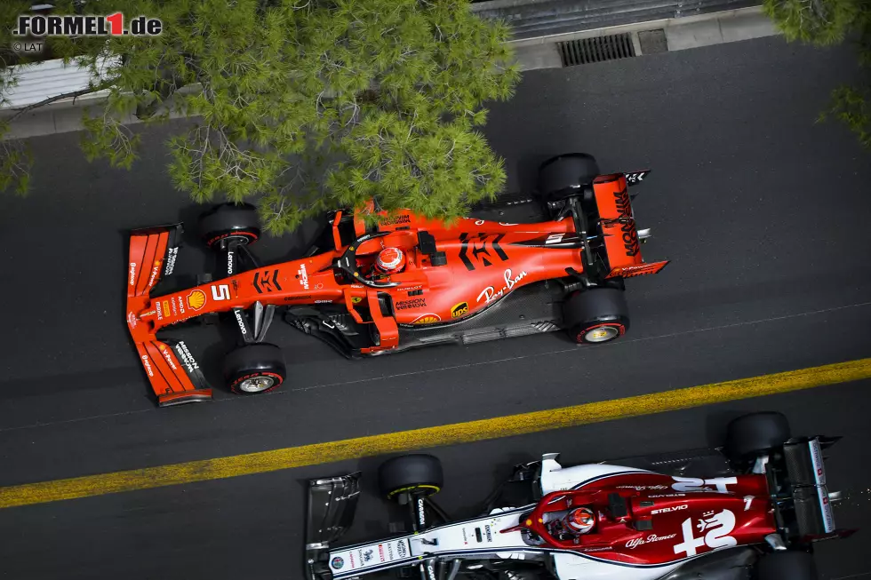 Foto zur News: Sebastian Vettel (Ferrari) und Kimi Räikkönen (Alfa Romeo)