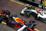 Foto zur News: Max Verstappen (Red Bull) und Valtteri Bottas (Mercedes)