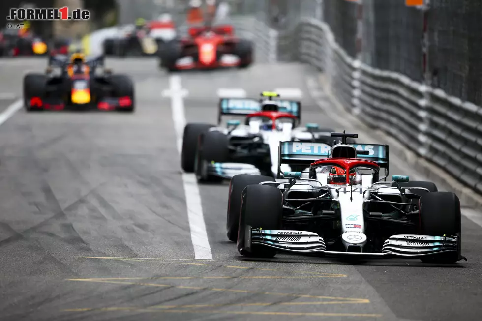 Foto zur News: Lewis Hamilton (Mercedes) und Valtteri Bottas (Mercedes)