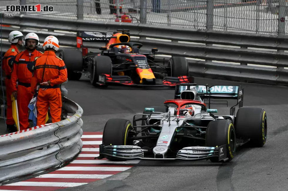 Foto zur News: Lewis Hamilton (Mercedes) und Max Verstappen (Red Bull)