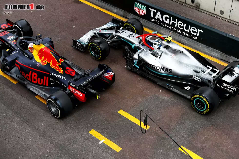 Foto zur News: Max Verstappen (Red Bull) und Valtteri Bottas (Mercedes)