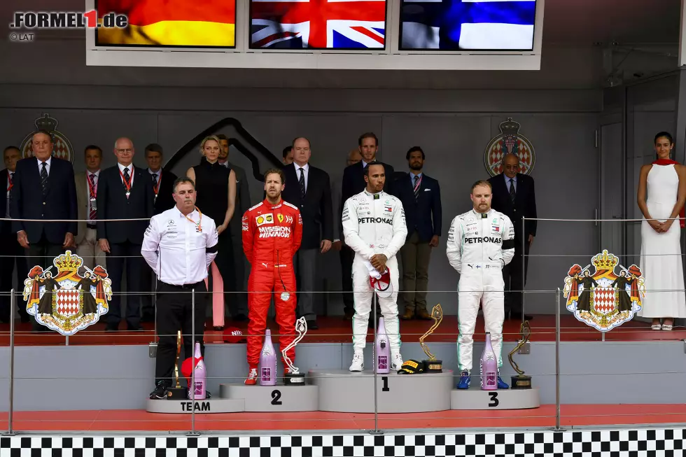 Foto zur News: Sebastian Vettel (Ferrari), Lewis Hamilton (Mercedes) und Valtteri Bottas (Mercedes)