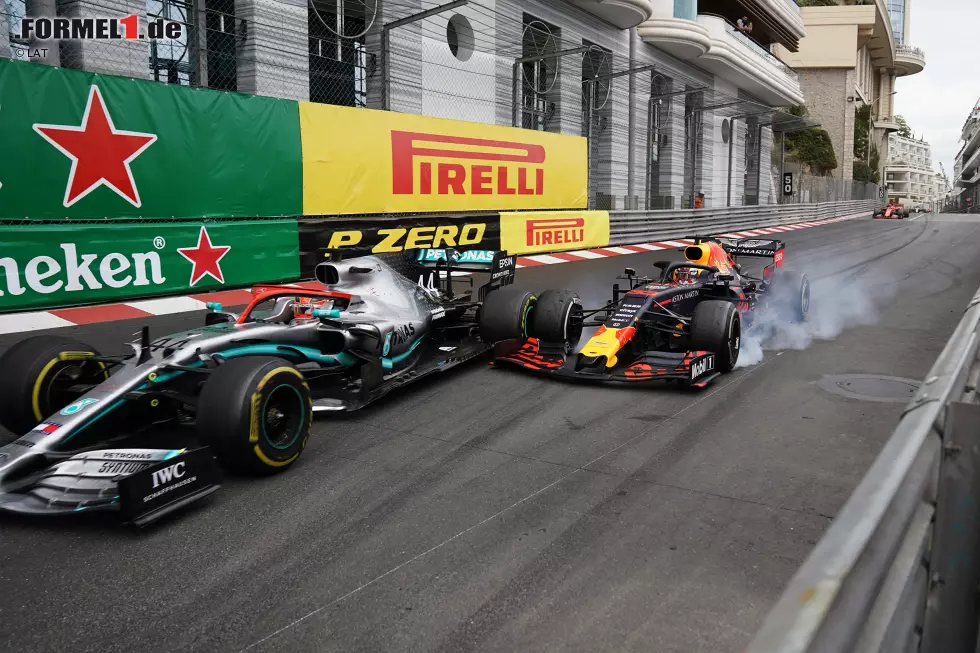 Foto zur News: Max Verstappen (Red Bull) und Lewis Hamilton (Mercedes)