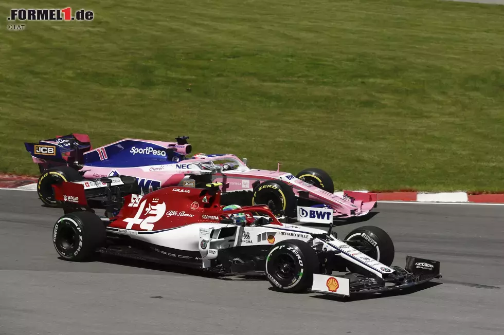 Foto zur News: Antonio Giovinazzi (Alfa Romeo) und Sergio Perez (Racing Point)