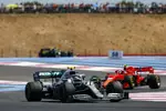 Foto zur News: Valtteri Bottas (Mercedes) und Charles Leclerc (Ferrari)