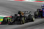 Foto zur News: Romain Grosjean (Haas) und Alexander Albon (Toro Rosso)