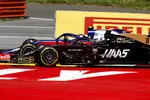 Foto zur News: Alexander Albon (Toro Rosso) und Romain Grosjean (Haas)