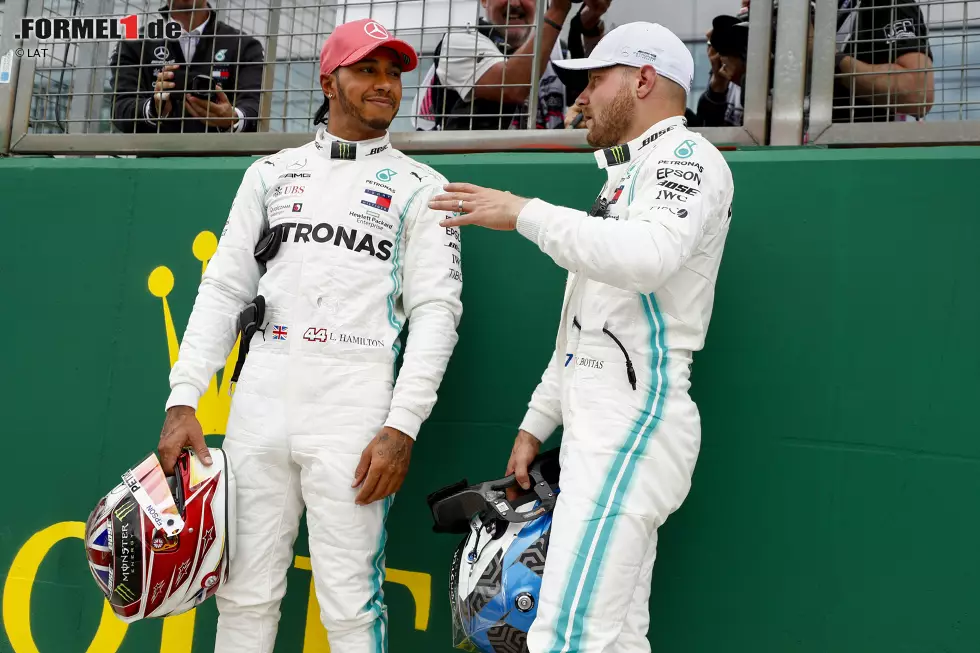 Foto zur News: Valtteri Bottas (Mercedes) und Lewis Hamilton (Mercedes)