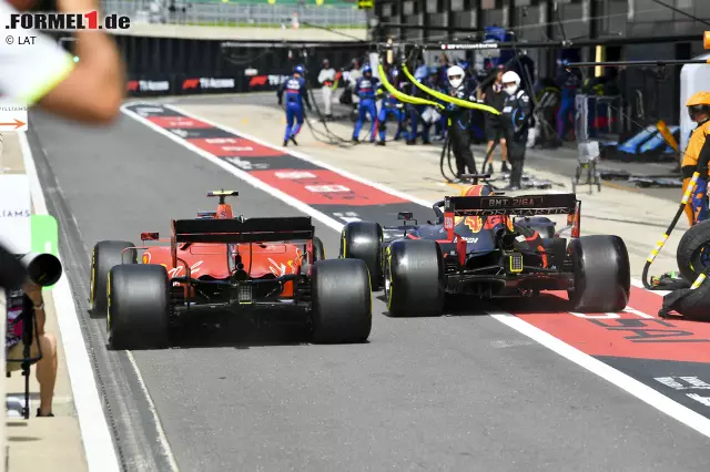 Foto zur News: Das Duell wurde sogar in die Box verlegt. Verstappen schien schon vorbei...