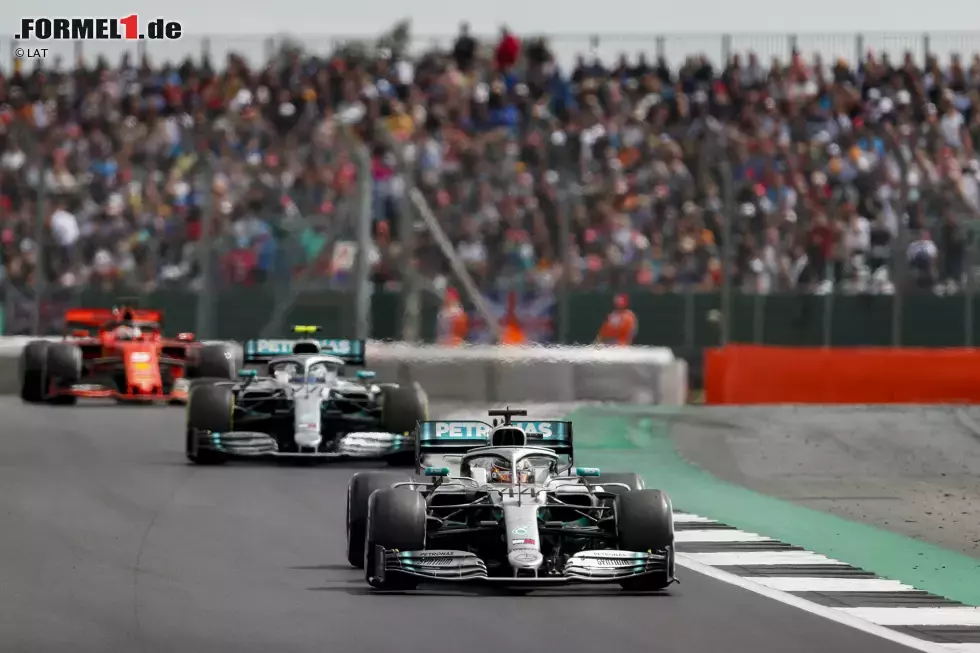 Foto zur News: Lewis Hamilton (Mercedes), Valtteri Bottas (Mercedes) und Sebastian Vettel (Ferrari)