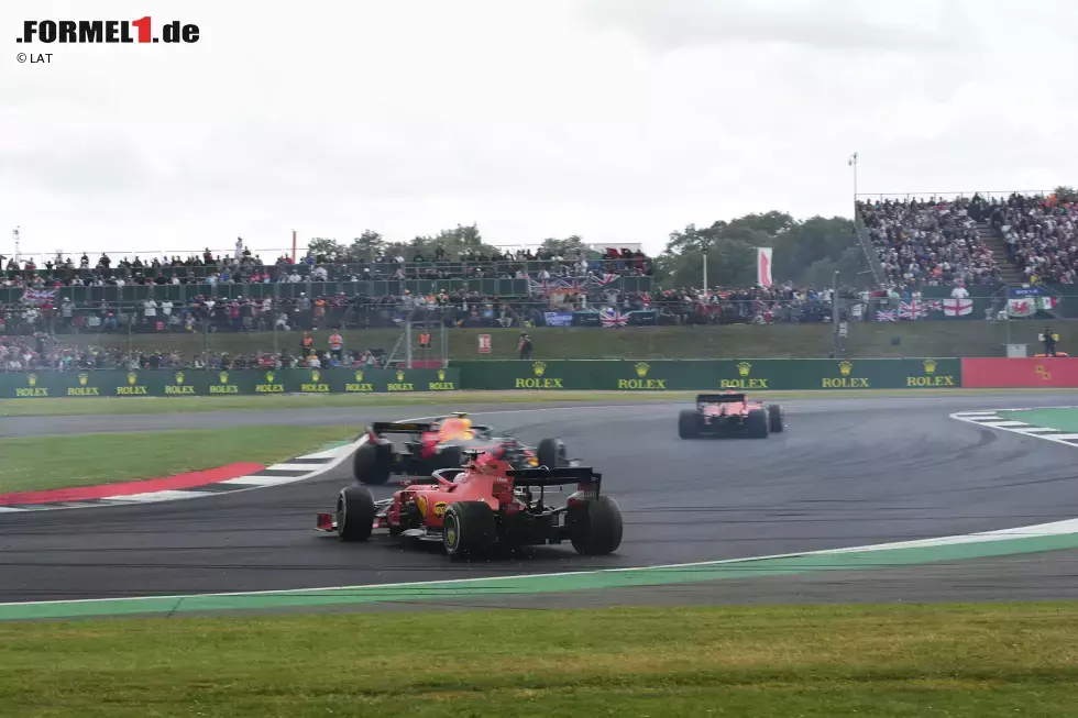 Foto zur News: Sebastian Vettel (Ferrari) und Max Verstappen (Red Bull)