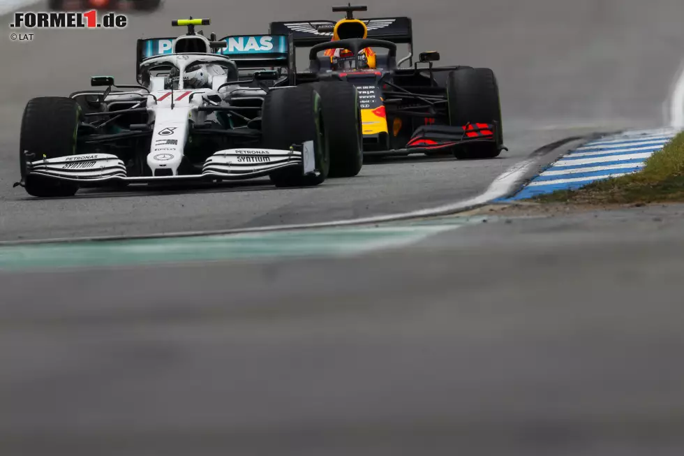 Foto zur News: Valtteri Bottas (Mercedes) und Max Verstappen (Red Bull)