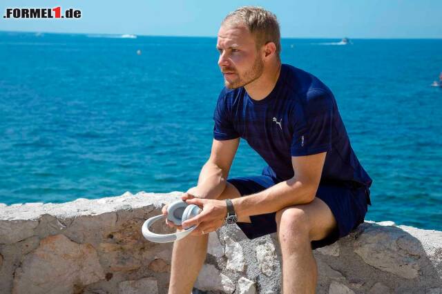 Foto zur News: Valtteri Bottas mit seinen Bose Headphones 700