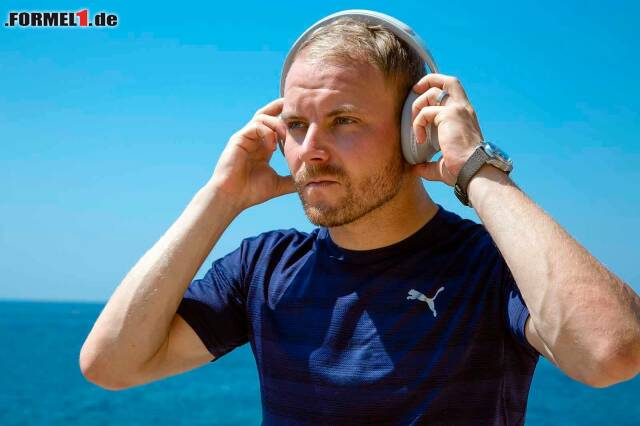 Foto zur News: Valtteri Bottas mit seinen Bose Headphones 700