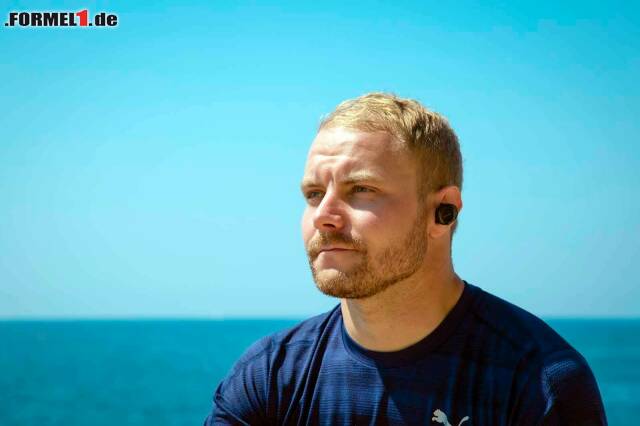 Foto zur News: Valtteri Bottas mit seinem Bose SoundSport Free Kopfhörer