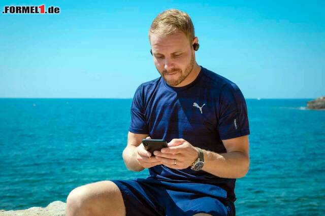 Foto zur News: Valtteri Bottas mit seinem Bose SoundSport Free Kopfhörer