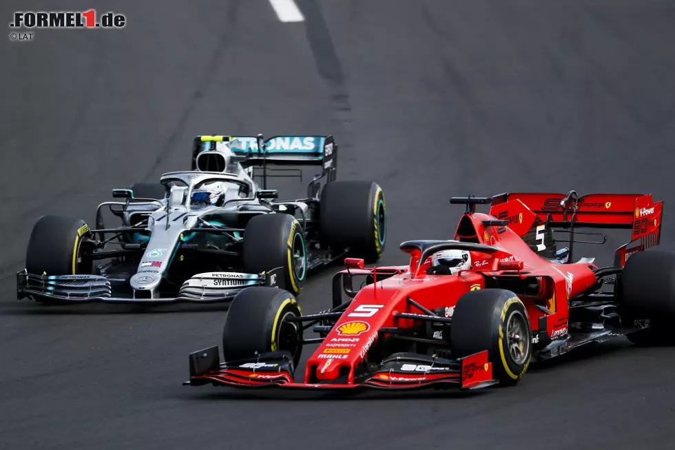 Foto zur News: Sebastian Vettel (Ferrari) und Valtteri Bottas (Mercedes)