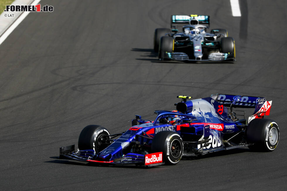 Foto zur News: Alexander Albon (Toro Rosso) und Valtteri Bottas (Mercedes)