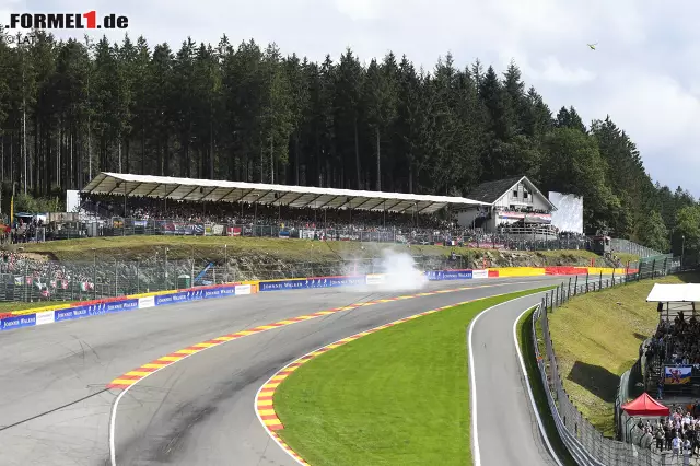 Foto zur News: ... im Gegensatz zum Niederländer. Weißer Rauch steigt wenig später in Eau Rouge auf.