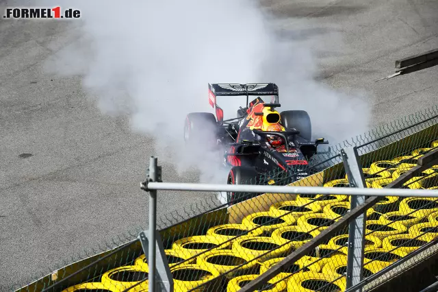 Foto zur News: ... und kracht daher in die Reifenstapel in Eau Rouge. Zum Glück kein heftiger Aufprall.