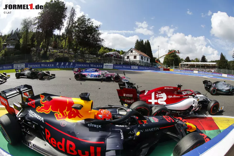 Foto zur News: Max Verstappen (Red Bull) und Kimi Räikkönen (Alfa Romeo)