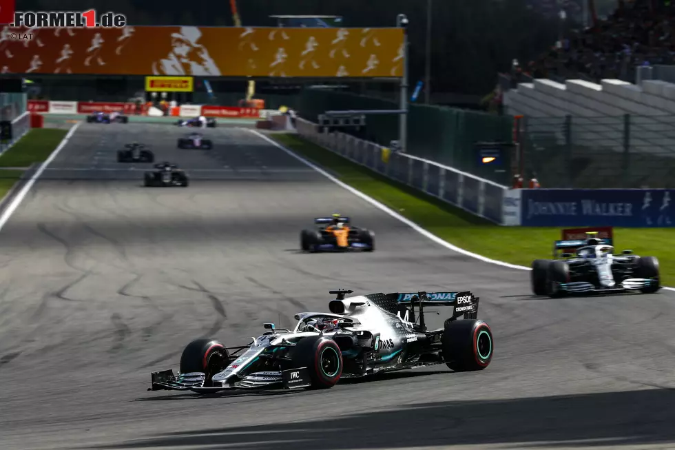 Foto zur News: Lewis Hamilton (Mercedes) und Valtteri Bottas (Mercedes)