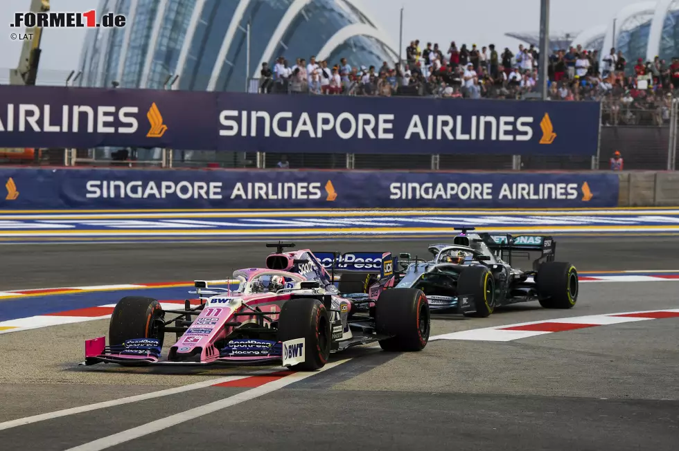 Foto zur News: Sergio Perez (Racing Point) und Lewis Hamilton (Mercedes)