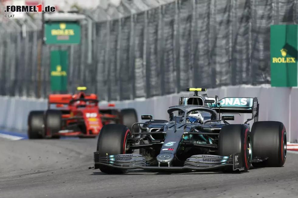 Foto zur News: Valtteri Bottas (Mercedes) und Charles Leclerc (Ferrari)