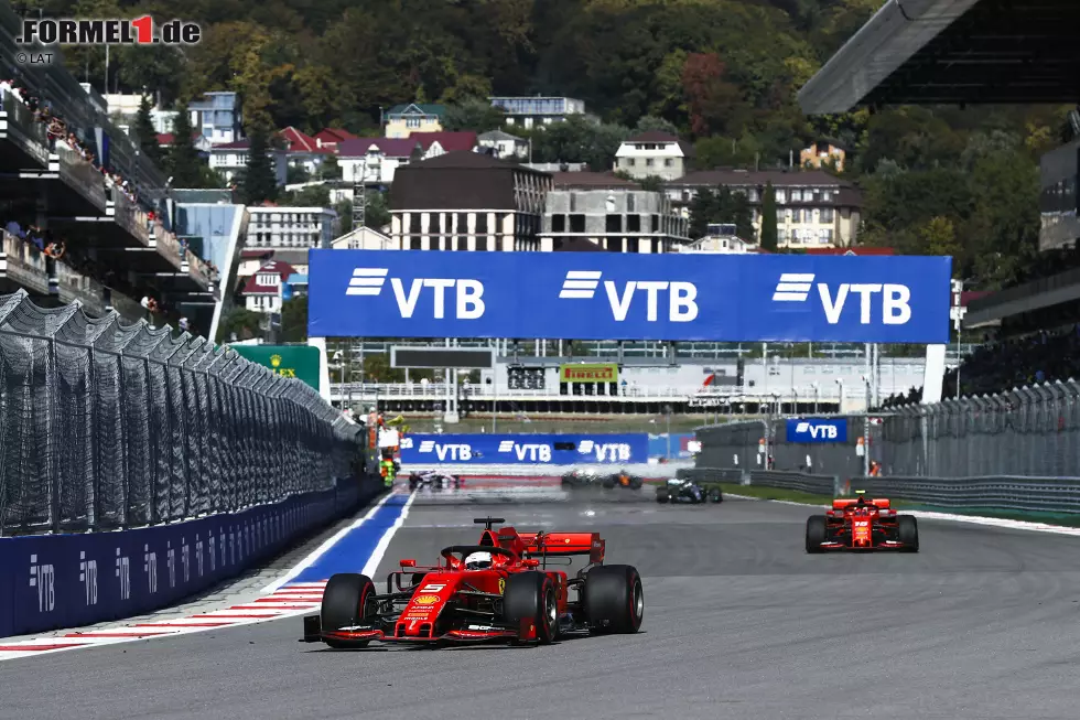 Foto zur News: Sebastian Vettel (Ferrari) und Charles Leclerc (Ferrari)