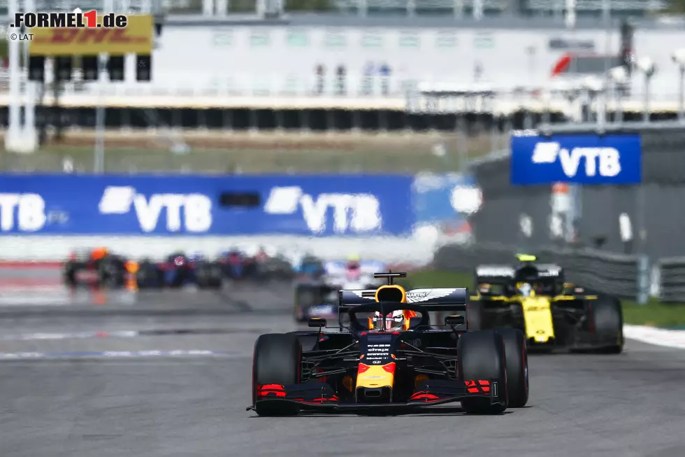 Foto zur News: Max Verstappen (Red Bull) und Nico Hülkenberg (Renault)