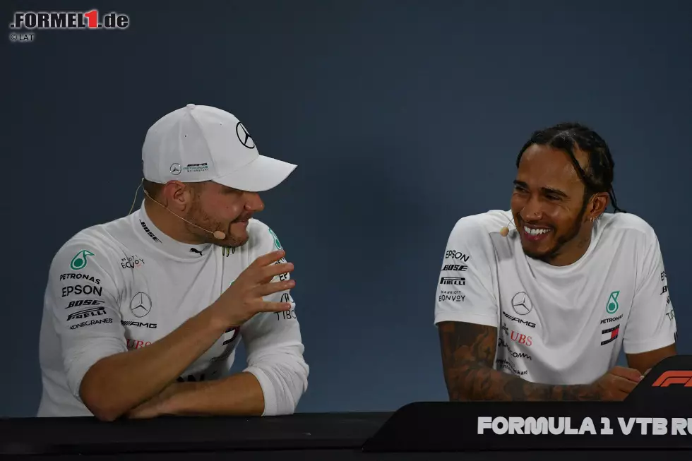 Foto zur News: Valtteri Bottas (Mercedes) und Lewis Hamilton (Mercedes)