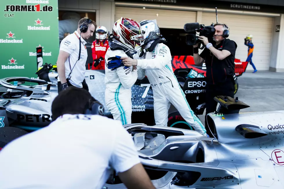 Foto zur News: Valtteri Bottas (Mercedes) und Lewis Hamilton (Mercedes)