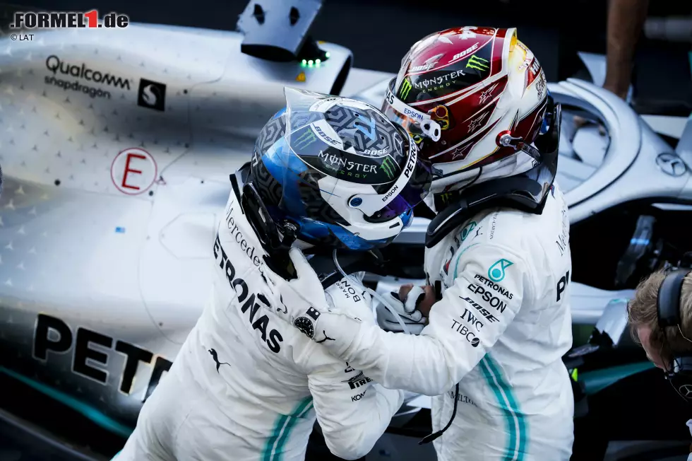 Foto zur News: Valtteri Bottas (Mercedes) und Lewis Hamilton (Mercedes)