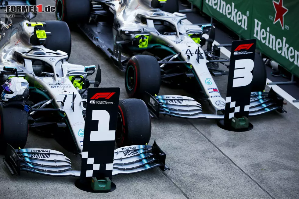 Foto zur News: Valtteri Bottas (Mercedes) und Lewis Hamilton (Mercedes)