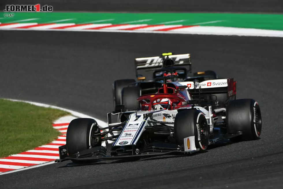 Foto zur News: Kimi Räikkönen (Alfa Romeo) und Kevin Magnussen (Haas)