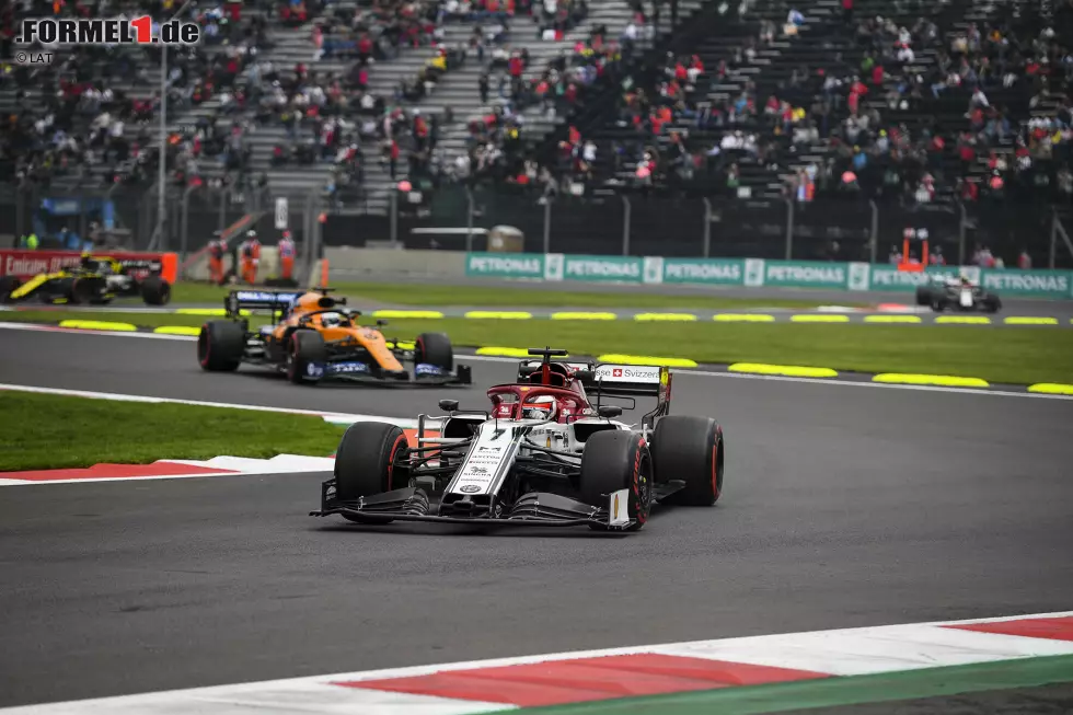 Foto zur News: Kimi Räikkönen (Alfa Romeo) und Carlos Sainz (McLaren)