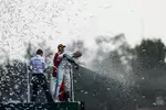 Foto zur News: Lewis Hamilton (Mercedes) und Sebastian Vettel (Ferrari)